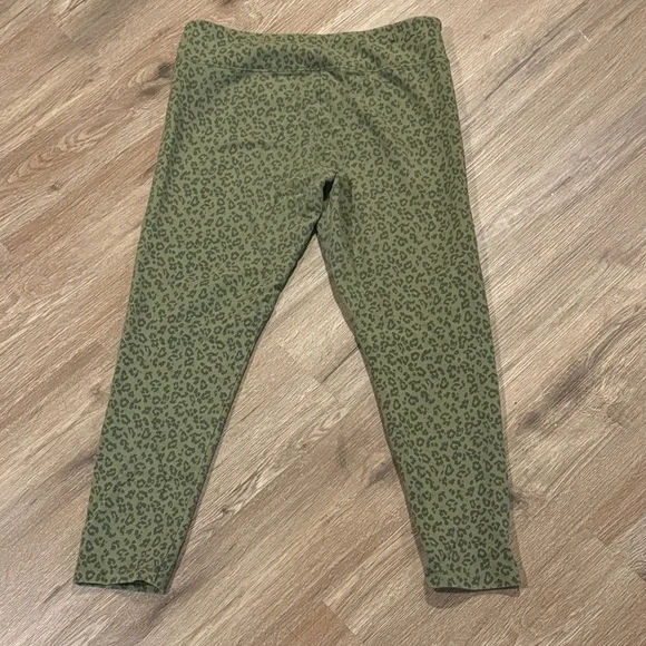 J. Crew Women’s Green Leopard Print 7/8 Leggings - Picture 4 of 5